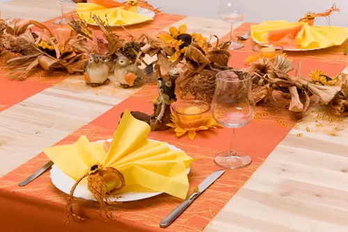 Herbstliche Tischdeko mit orangen Tischläufern