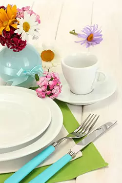 Frühlingshafte Tischdeko mit Tischset und Blumen